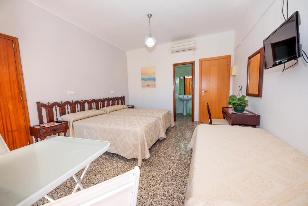 Hostal Y Apartamentos Santa Eulalia Santa Eularia des Riu Dış mekan fotoğraf