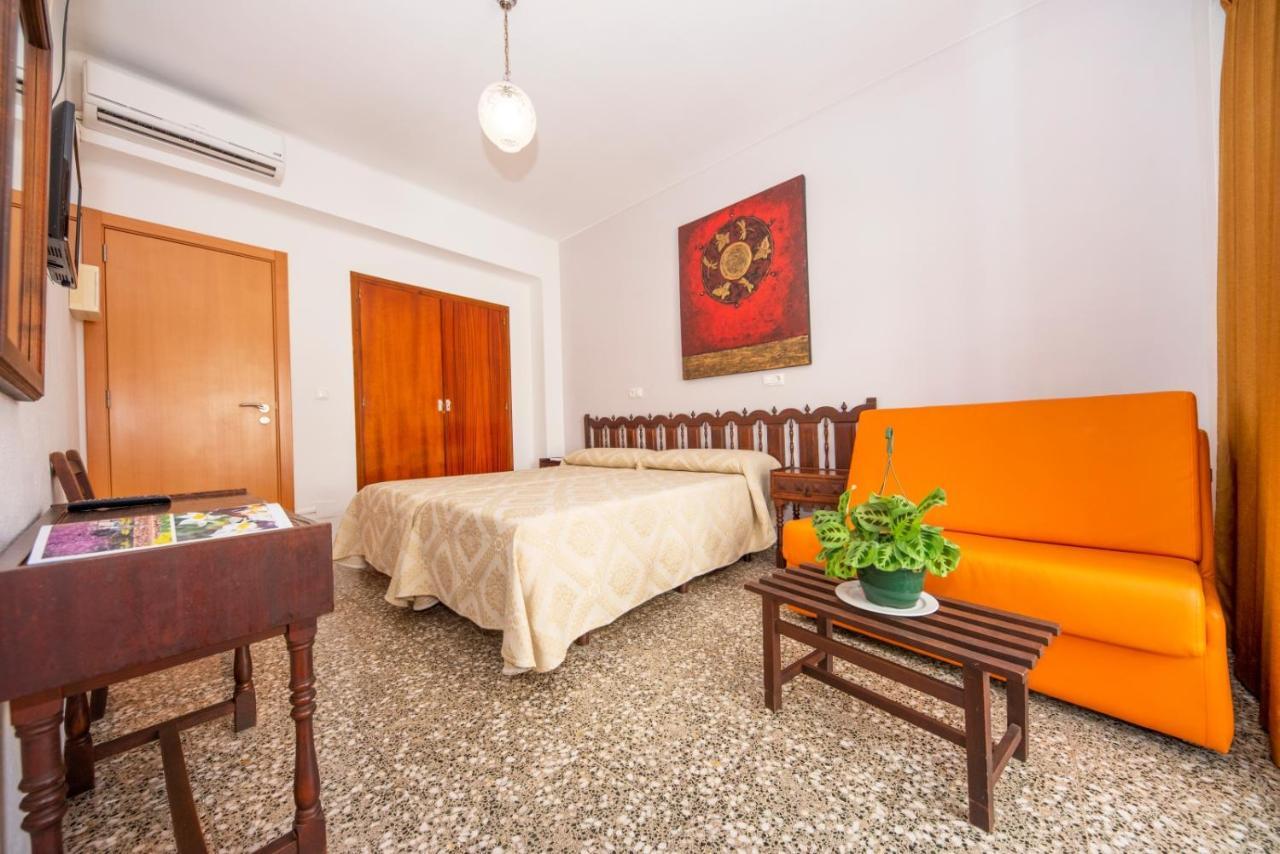 Hostal Y Apartamentos Santa Eulalia Santa Eularia des Riu Dış mekan fotoğraf