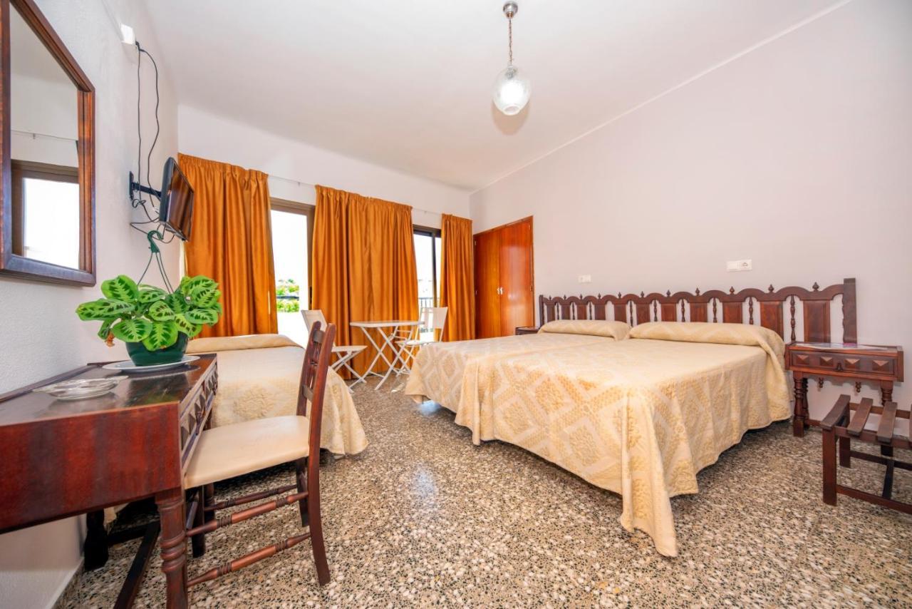 Hostal Y Apartamentos Santa Eulalia Santa Eularia des Riu Dış mekan fotoğraf