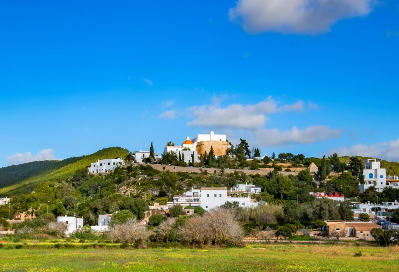 Hostal Y Apartamentos Santa Eulalia Santa Eularia des Riu Dış mekan fotoğraf