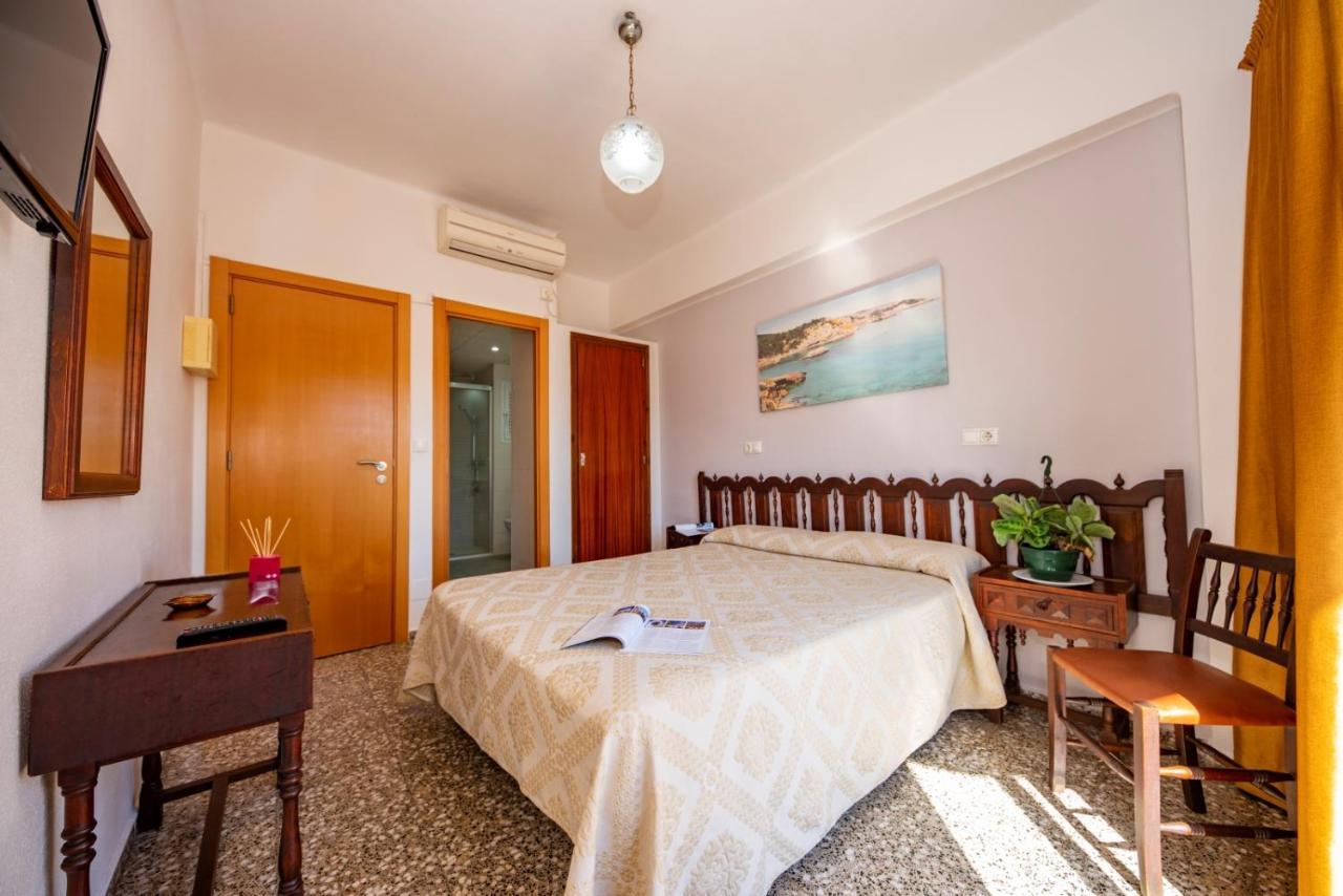 Hostal Y Apartamentos Santa Eulalia Santa Eularia des Riu Dış mekan fotoğraf