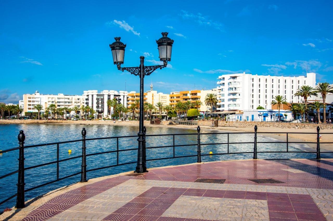 Hostal Y Apartamentos Santa Eulalia Santa Eularia des Riu Dış mekan fotoğraf