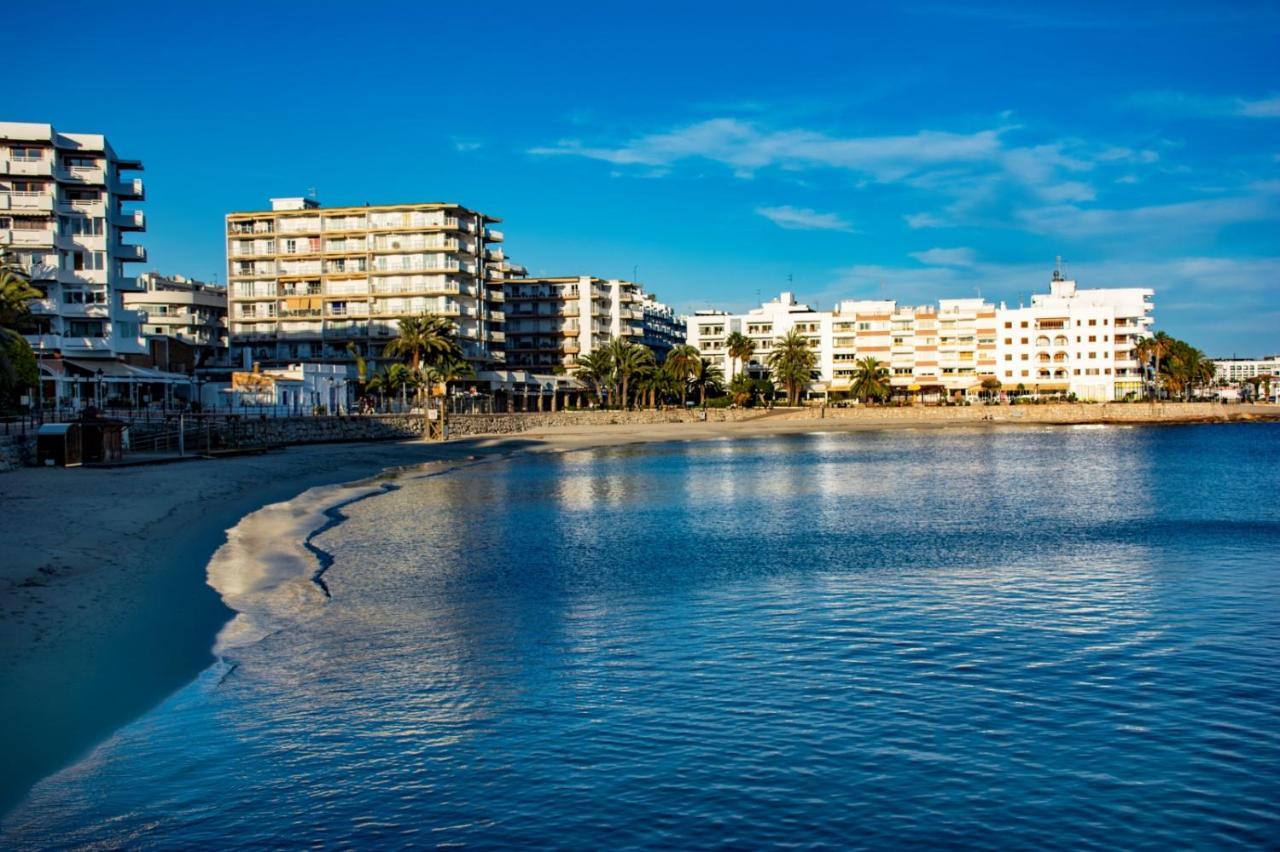 Hostal Y Apartamentos Santa Eulalia Santa Eularia des Riu Dış mekan fotoğraf