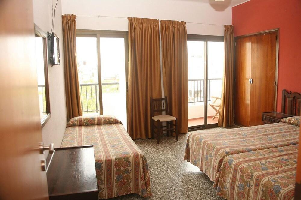 Hostal Y Apartamentos Santa Eulalia Santa Eularia des Riu Dış mekan fotoğraf