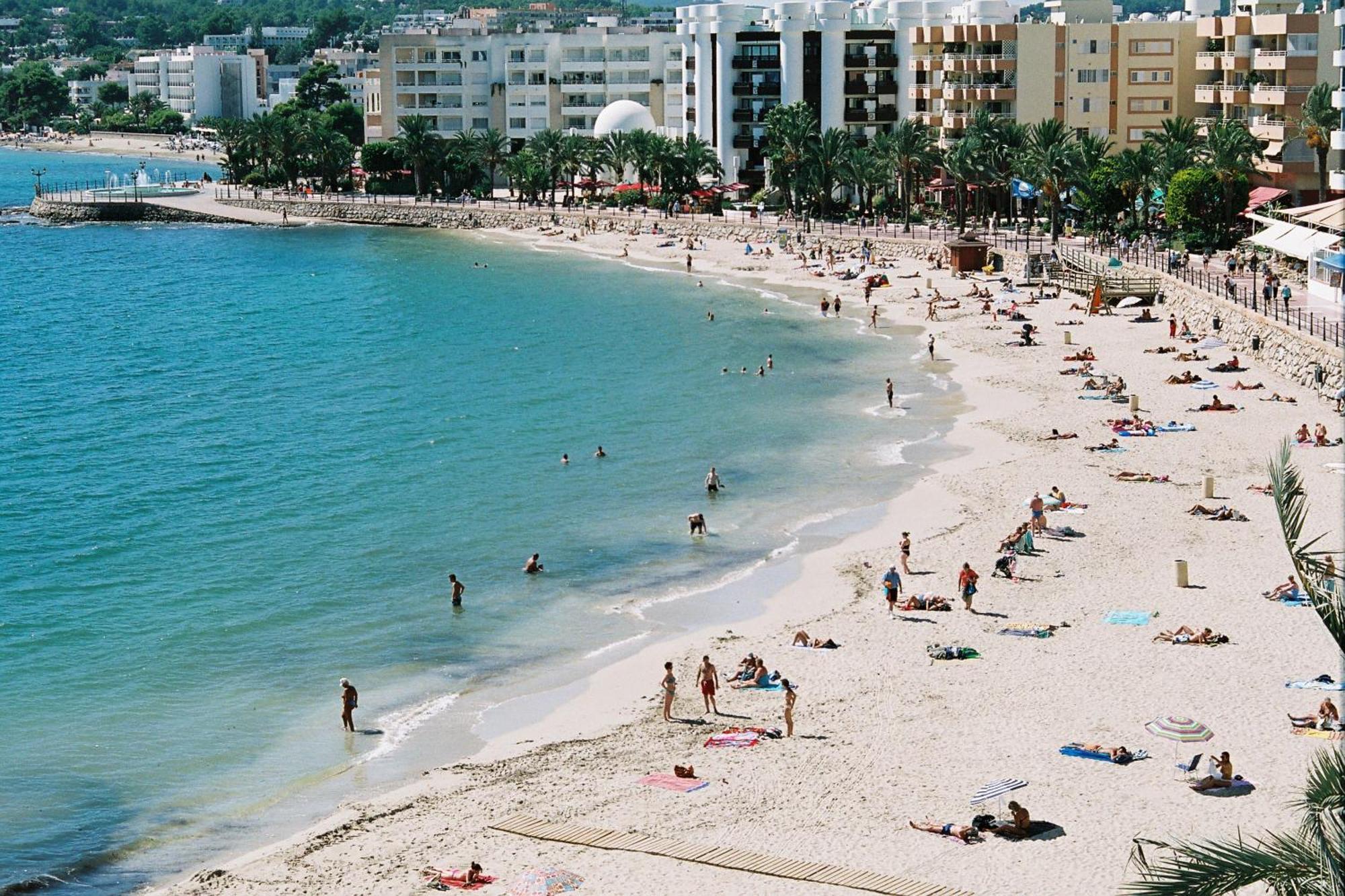 Hostal Y Apartamentos Santa Eulalia Santa Eularia des Riu Dış mekan fotoğraf