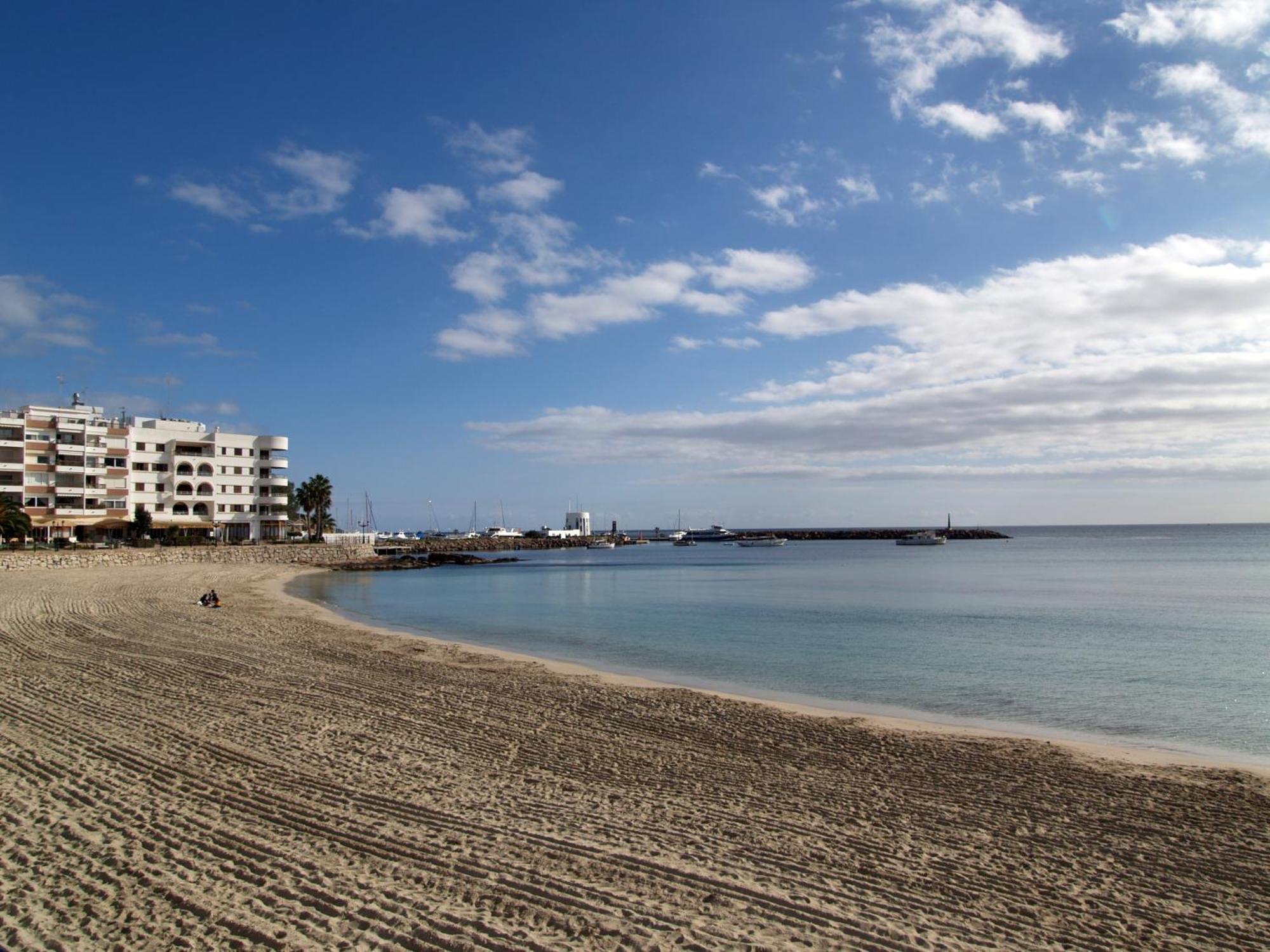 Hostal Y Apartamentos Santa Eulalia Santa Eularia des Riu Dış mekan fotoğraf