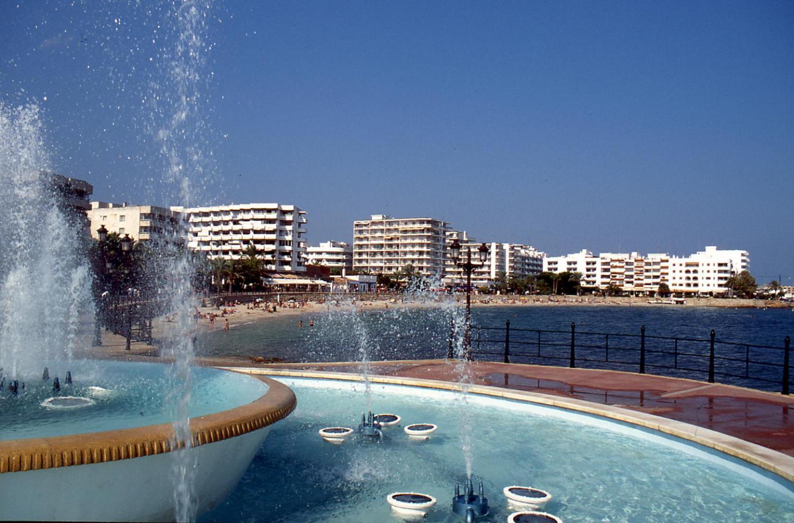 Hostal Y Apartamentos Santa Eulalia Santa Eularia des Riu Dış mekan fotoğraf
