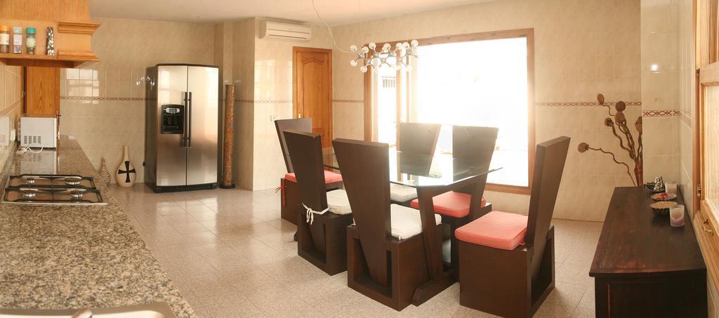Hostal Y Apartamentos Santa Eulalia Santa Eularia des Riu Dış mekan fotoğraf