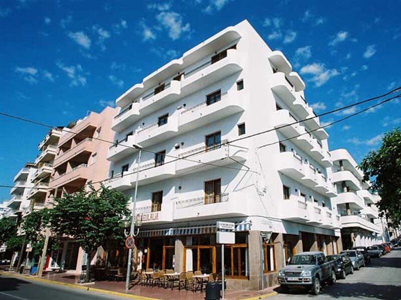 Hostal Y Apartamentos Santa Eulalia Santa Eularia des Riu Dış mekan fotoğraf